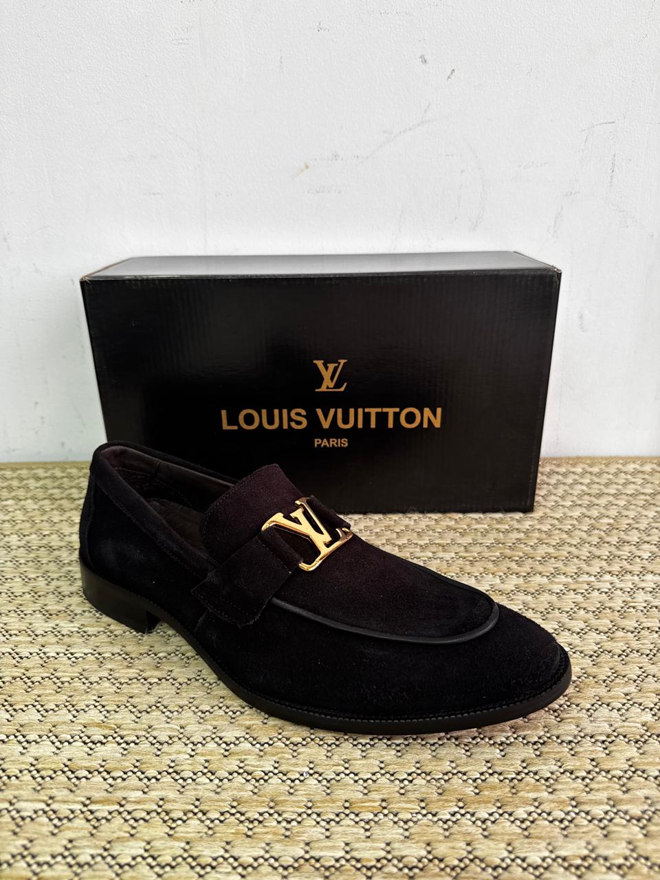 Sapato Loafer Social Louis Vuitton em Camurça
